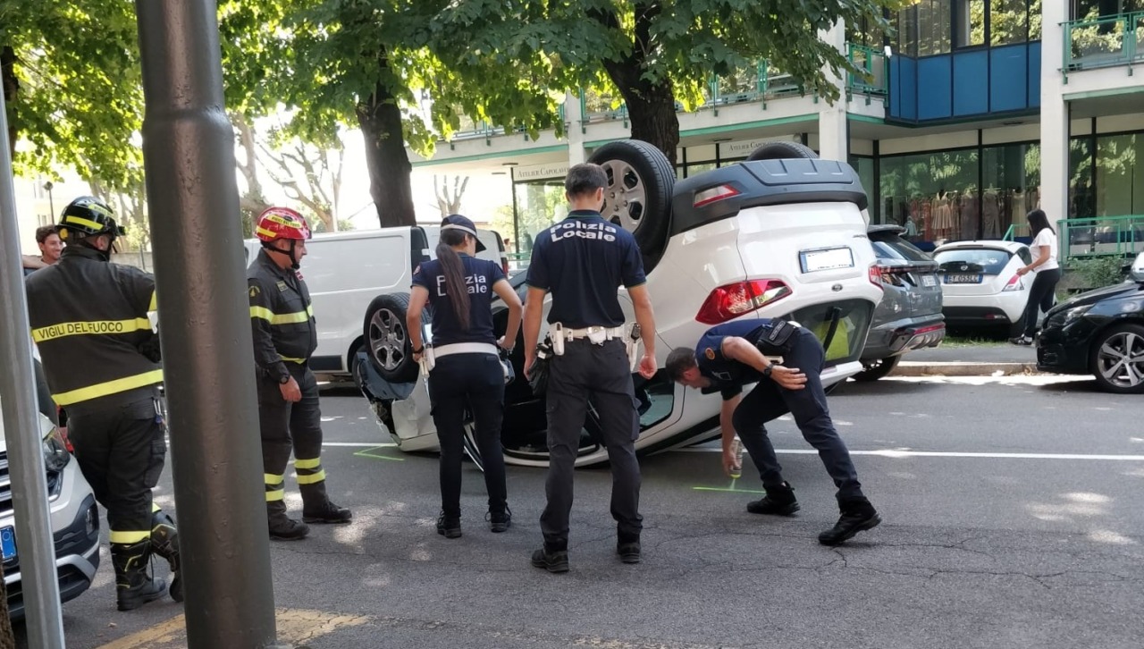 Colpisce tre auto parcheggiate e si ribalta in mezzo alla carreggiata: ferito un 67enne