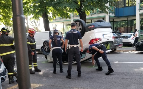 Colpisce tre auto parcheggiate e si ribalta in mezzo alla carreggiata: ferito un 67enne