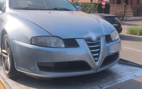 Auto confiscata da tre anni trovata parcheggiata in strada con assicurazione e revisione