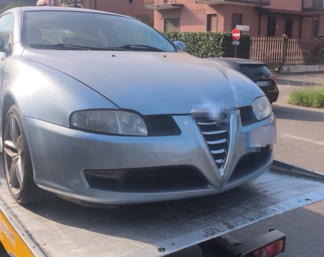 Auto confiscata da tre anni trovata parcheggiata in strada con assicurazione e revisione