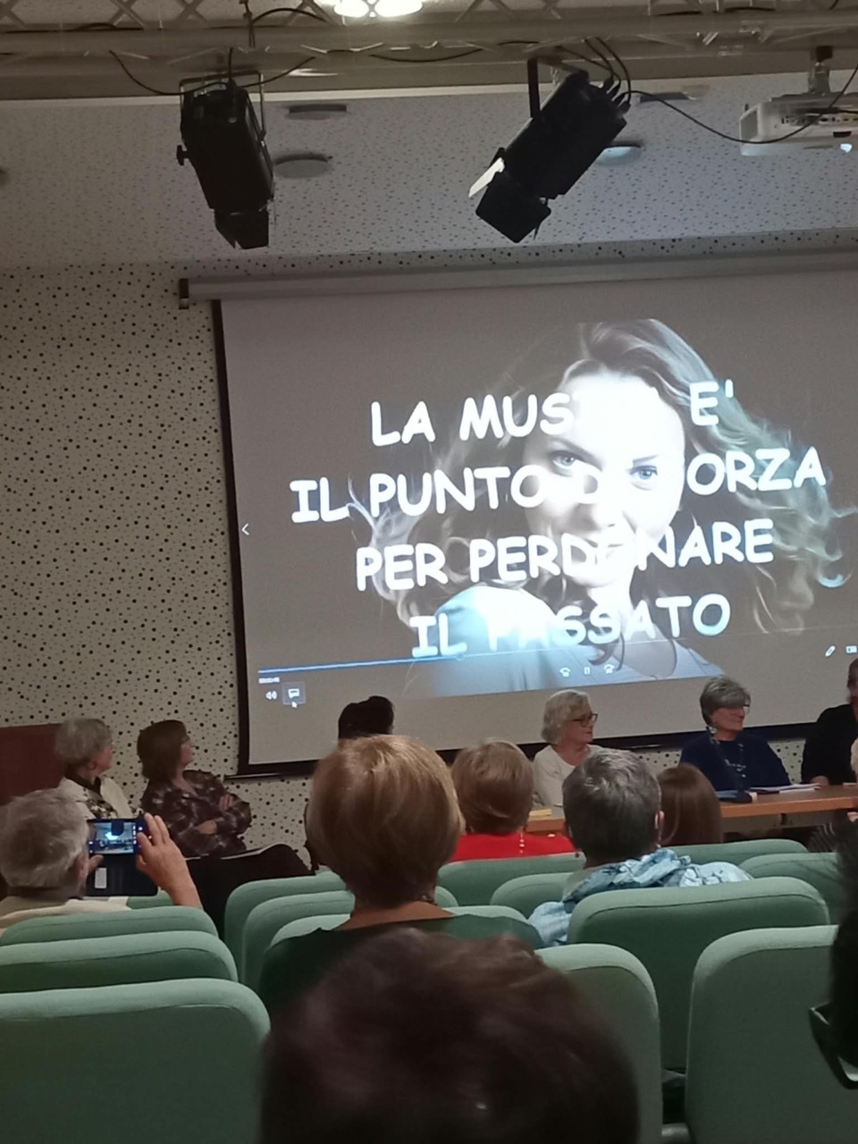 “Il pianoforte muto”, storie di resilienza e di rinascita femminile