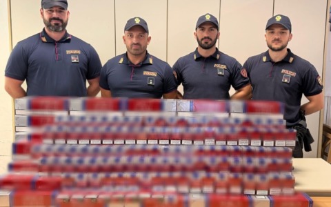 Contrabbandiere di sigarette fermato in stazione: sequestrati pacchetti per 44 chili