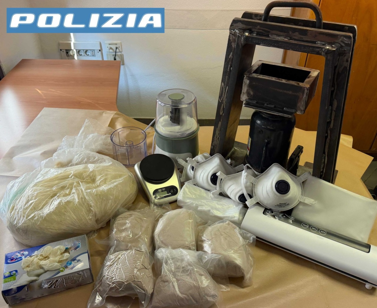 Nel box avevano una raffineria di droga: trovati con due chili di cocaina e sostanza da taglio