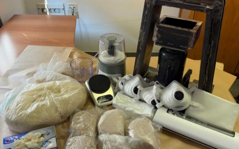 Nel box avevano una raffineria di droga: trovati con due chili di cocaina e sostanza da taglio