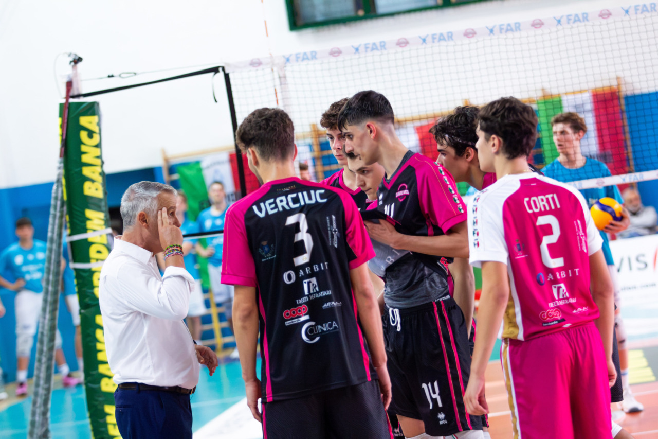 La stagione dei Diavoli Rosa si apre con una sconfitta al tie-break: primo punto per  una squadra che deve crescere