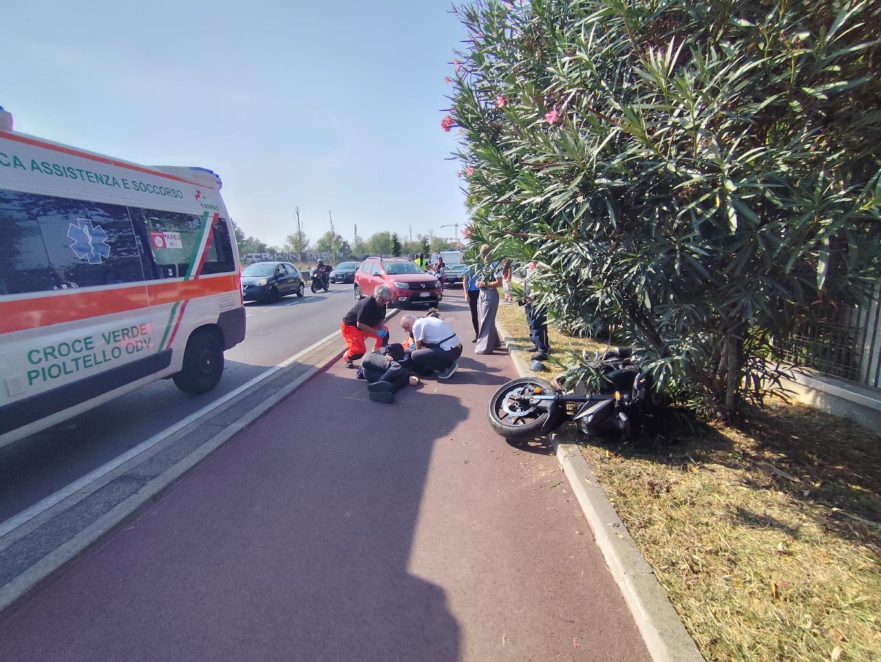 Incidente in via Martiri di Cefalonia: scontro tra auto e moto