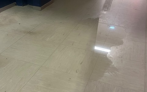 Continuano le infiltrazioni d’acqua nelle tensostrutture