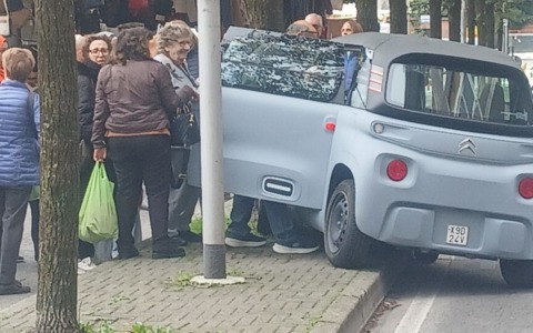 Parcheggio “creativo” al mercato: minicar si ferma contro un albero