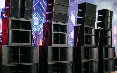 Scovato il problema del caos acustico durante gli eventi: non sono calcolate le basse frequenze dei subwoofer