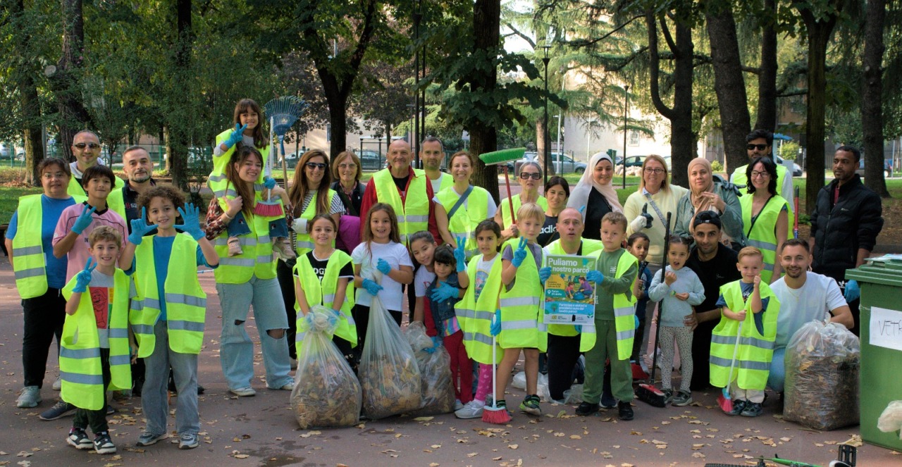Puliamo il nostro parco: raccolti venticinque sacchi di rifiuti in meno di tre ore