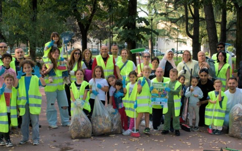 Puliamo il nostro parco: raccolti venticinque sacchi di rifiuti in meno di tre ore