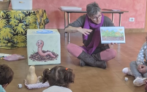 I bambini della scuola dell’infanzia con le “mani nella terra”