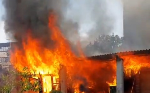Prende fuoco un’autorimessa, provvidenziale l’intervento di un agente della Polizia Locale