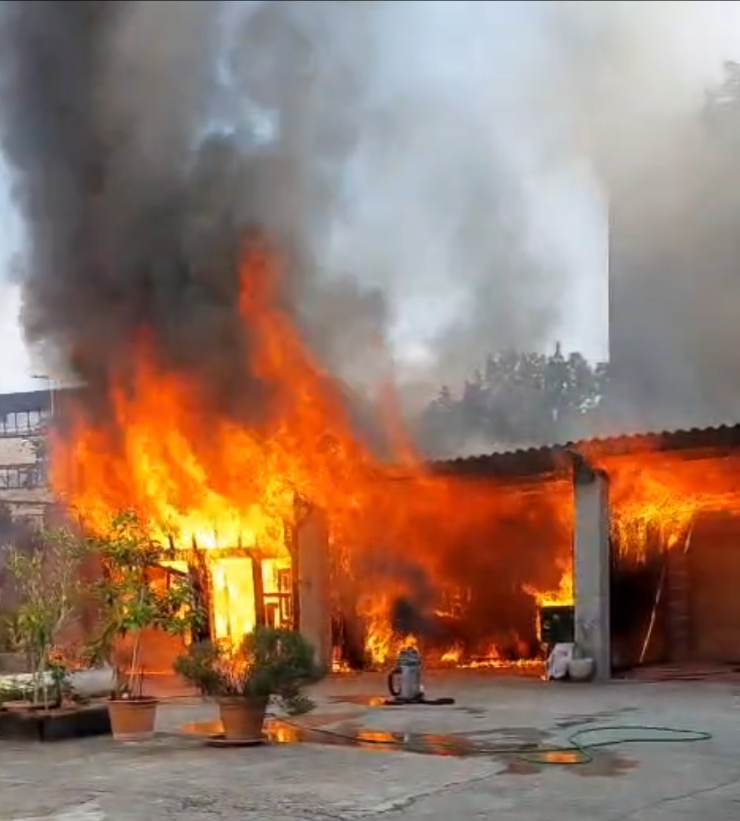 Prende fuoco un’autorimessa, provvidenziale l’intervento di un agente della Polizia Locale