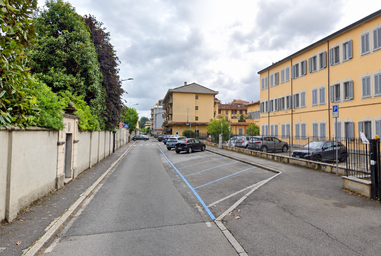 Bocciati i parcheggi gratis fuori dalle scuole: la legge impedisce la modifica della concessione