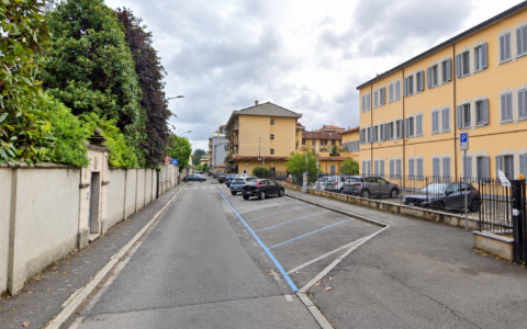 Bocciati i parcheggi gratis fuori dalle scuole: la legge impedisce la modifica della concessione