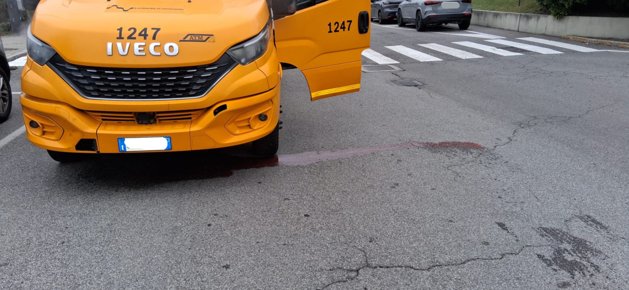 Liquido rossastro vicino alla scuola: a causarlo lo scoppio del radiatore di un bus