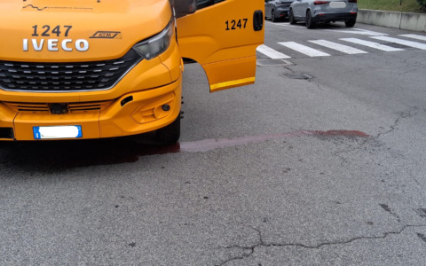 Liquido rossastro vicino alla scuola: a causarlo lo scoppio del radiatore di un bus