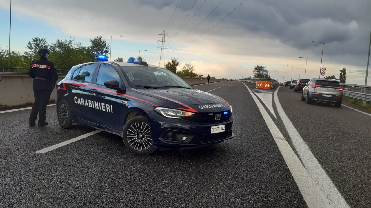 Si ferma con l’auto in panne e viene travolto: persona finisce in Pronto soccorso