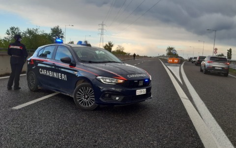 Si ferma con l’auto in panne e viene travolto: persona finisce in Pronto soccorso