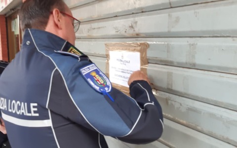Faceva il barbiere, ma con falsi attestati: la Polizia Locale chiude il negozio