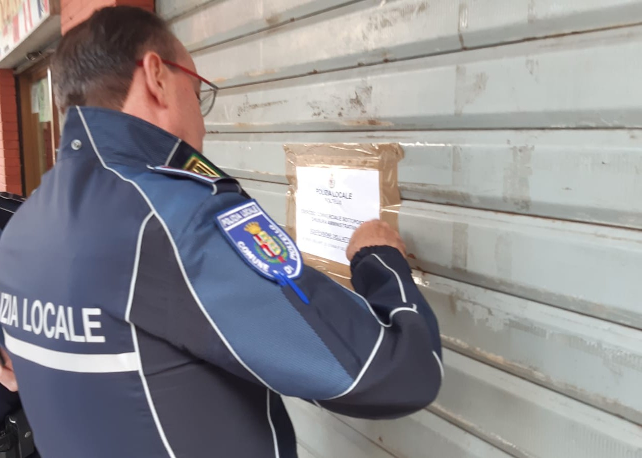 Faceva il barbiere, ma con falsi attestati: la Polizia Locale chiude il negozio