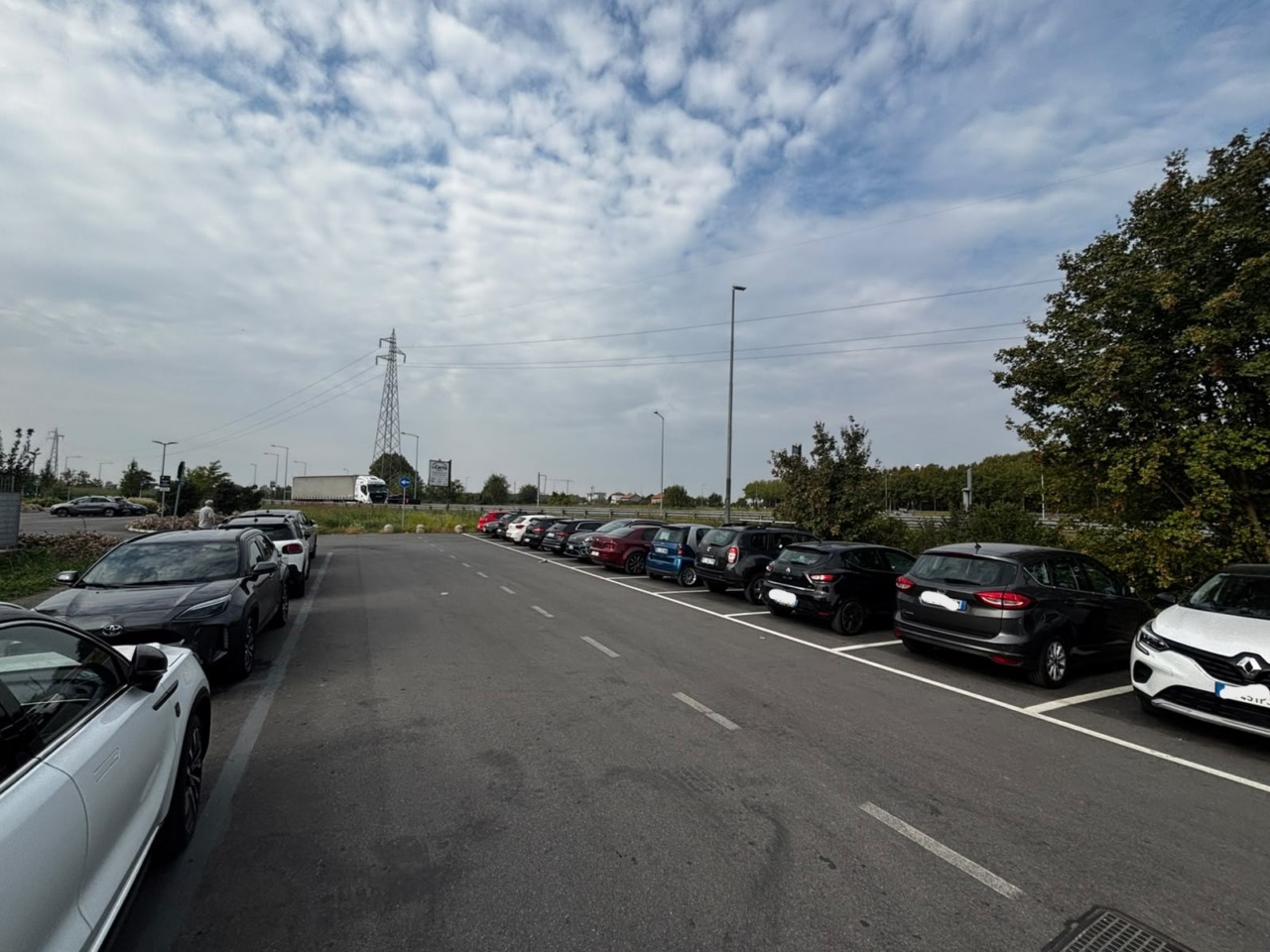 Completata la riqualificazione dei parcheggi nei pressi del centro medico: da 19 a 32 posti auto