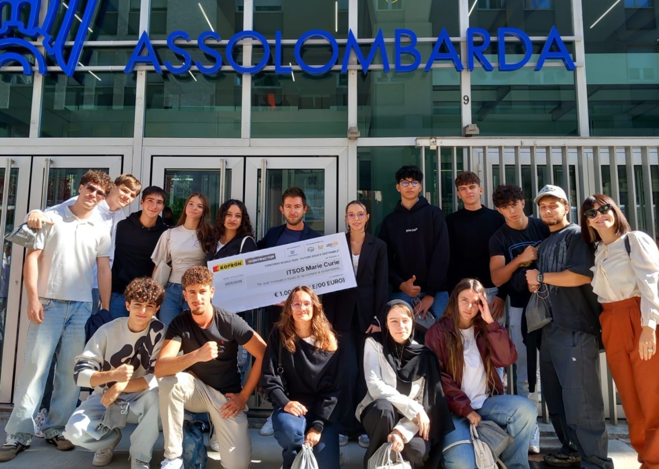 La 4 B Bio fuori dalla sede di Assolombarda dopo la premiazione