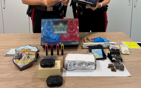 Blitz antidroga alle case popolari: oltre un chilo di cocaina nascosta nella vasca. Due arresti