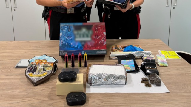 Blitz antidroga alle case popolari: oltre un chilo di cocaina nascosta nella vasca. Due arresti