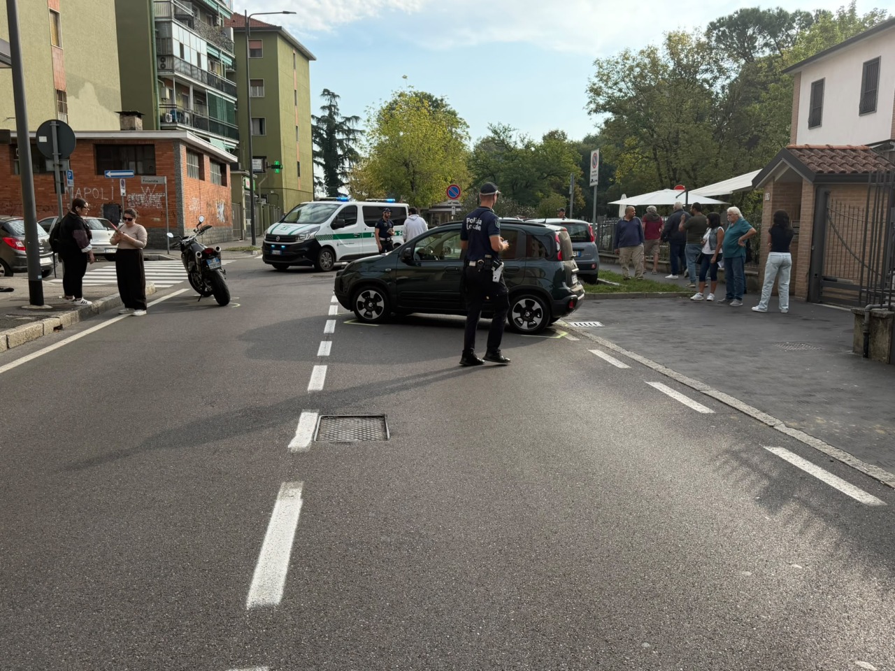 Scontro tra auto e moto: il motociclista evita quasi miracolosamente la caduta