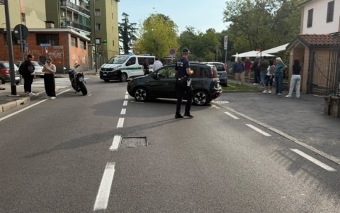 Scontro tra auto e moto: il motociclista evita quasi miracolosamente la caduta