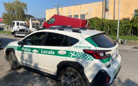 Che degrado in zona industriale: il cimitero dei mezzi abbandonati e rifiuti di ogni genere