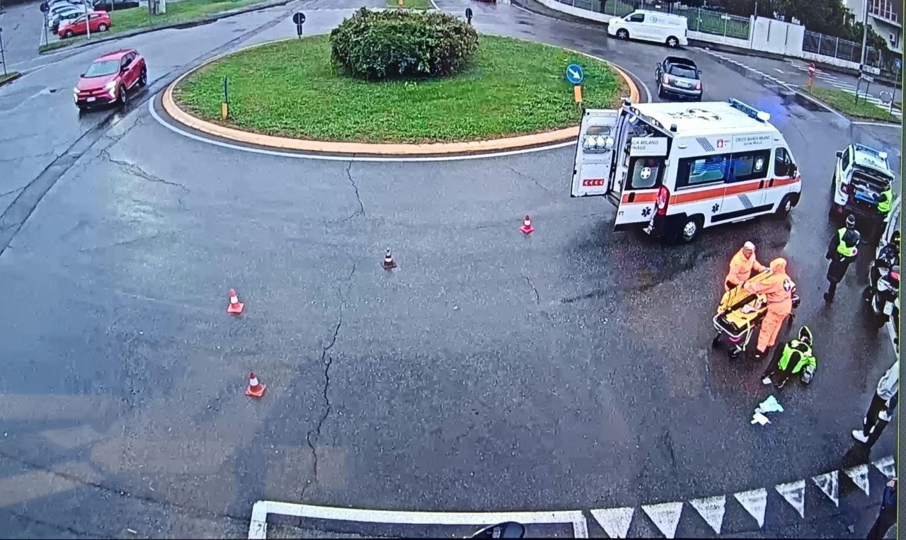 Scivola sull’asfalto bagnato e cade rovinosamente in terra: motociclista finisce in ospedale