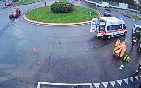 Scivola sull’asfalto bagnato e cade rovinosamente in terra: motociclista finisce in ospedale