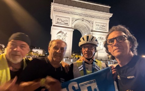 Ha compiuto l’impresa: da Londra a Parigi di corsa, a nuoto e in bici