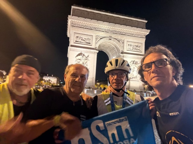 Ha compiuto l’impresa: da Londra a Parigi di corsa, a nuoto e in bici