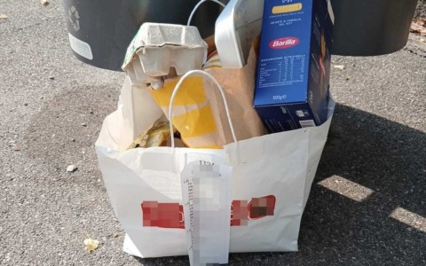 Abbandona per strada un sacco pieno di rifiuti non differenziati, sanzionato il titolare di un ristorante
