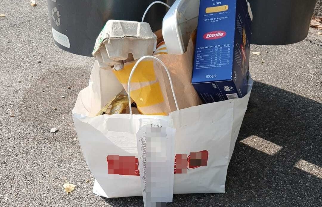 Abbandona per strada un sacco pieno di rifiuti non differenziati, sanzionato il titolare di un ristorante