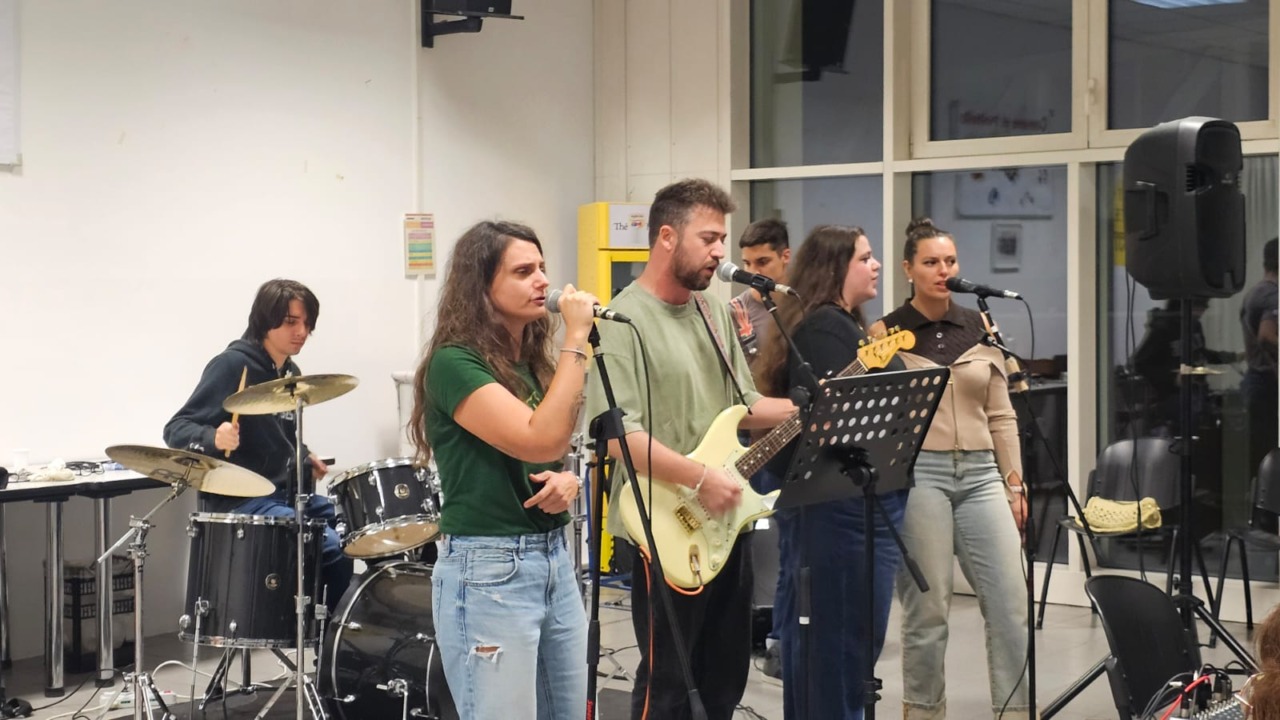 Musica dal vivo e aperitivo per aprire le menti: i servizi della salute mentale si presentano alla comunità
