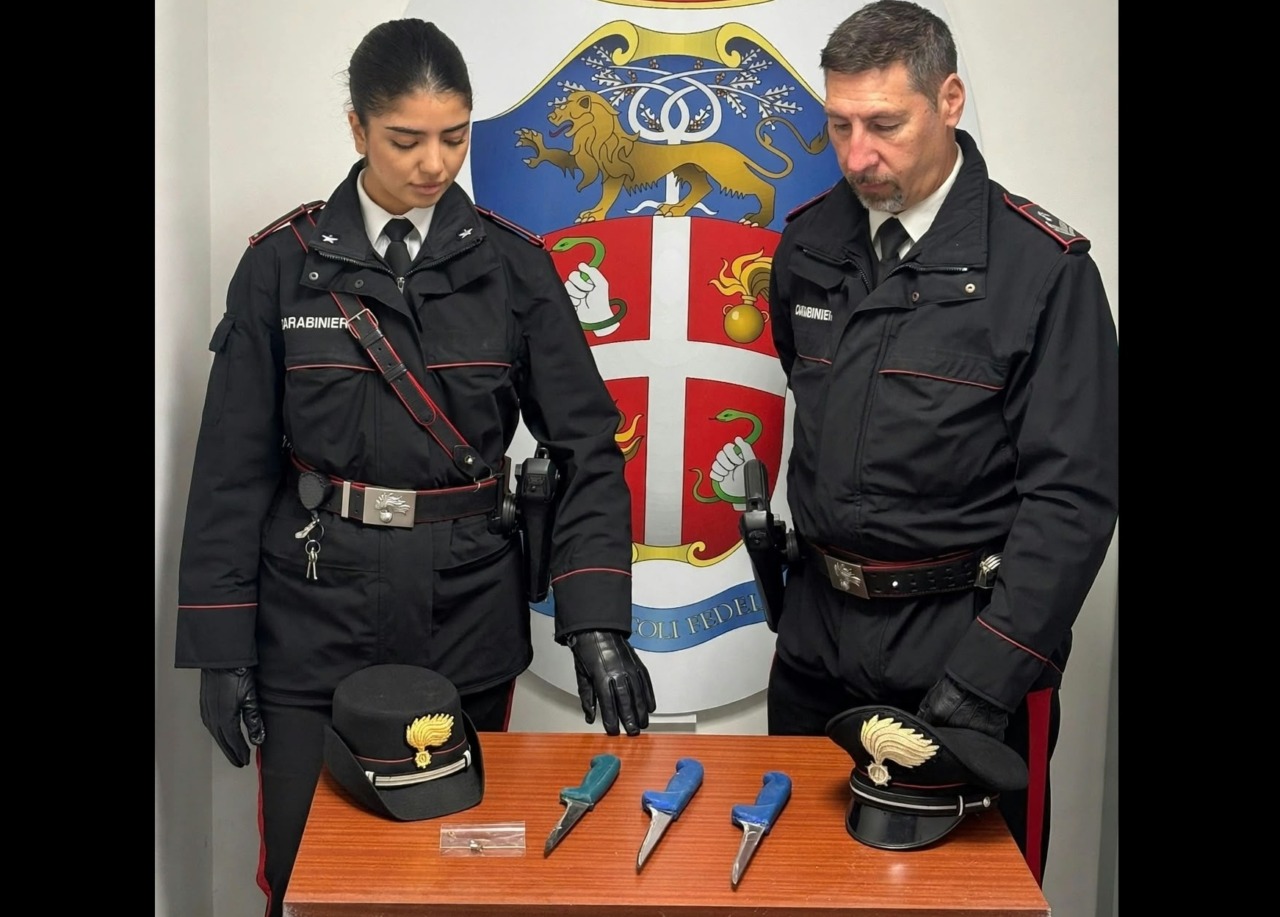 In auto con tre coltelli durante la festa cittadina: denunciata una donna