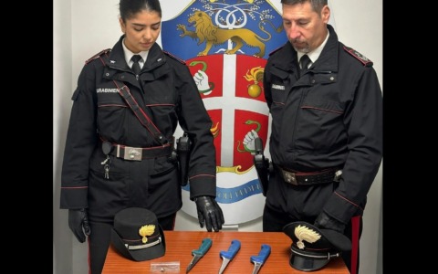 In auto con tre coltelli durante la festa cittadina: denunciata una donna