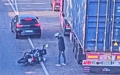 Incidente auto moto alla rotonda della Sp13: nessun ferito, ma disagi per il traffico