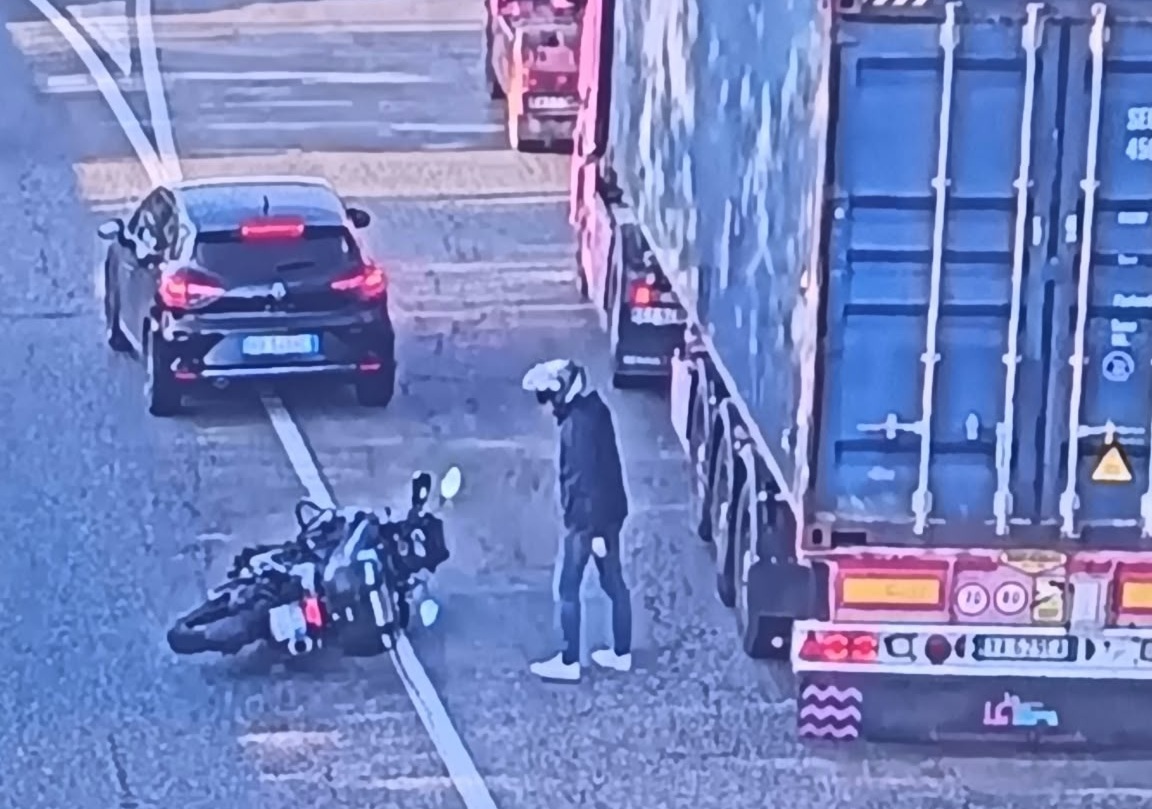 Incidente auto moto alla rotonda della Sp13: nessun ferito, ma disagi per il traffico