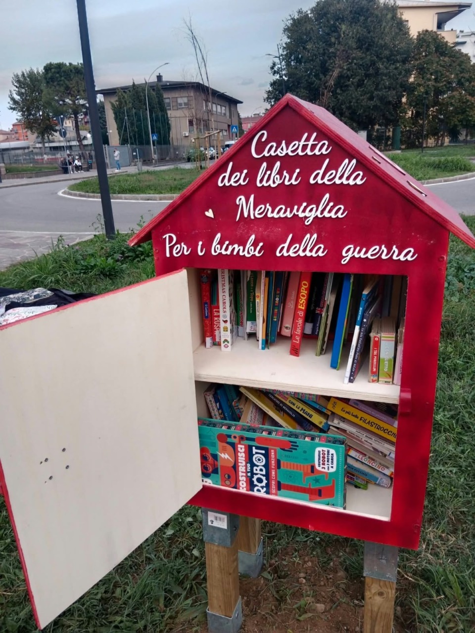 Una casetta per scambiare libri, stori ed emozioni: un gesto per chi non ha diritto alla spensieratezza