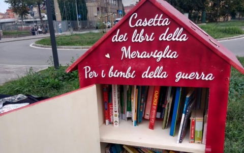 Una casetta per scambiare libri, stori ed emozioni: un gesto per chi non ha diritto alla spensieratezza