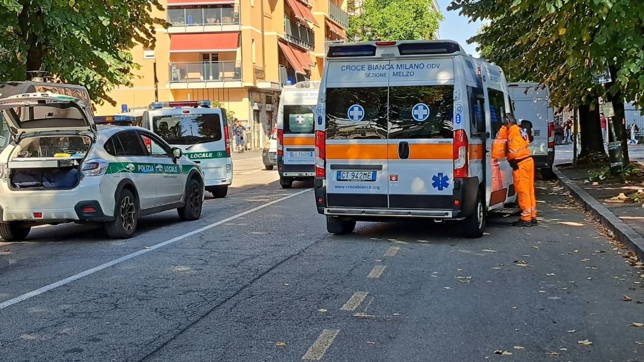 Due anziani investiti mentre attraversano la strada, soccorsi in codice rosso