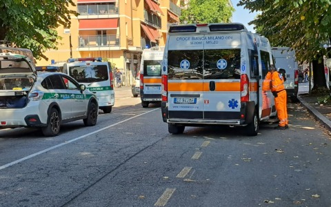 Due anziani investiti mentre attraversano la strada, soccorsi in codice rosso
