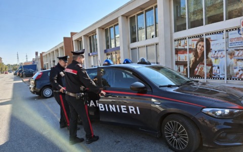 Maxisequestro di refurtiva in un locale in disuso, due persone denunciate