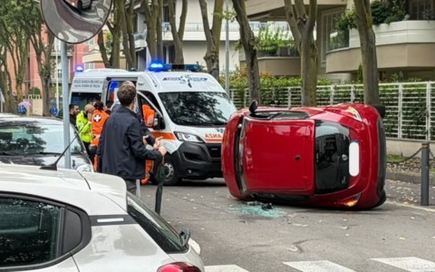 Incidente all’incrocio tra due auto, una delle vetture si ribalta: due anziani feriti